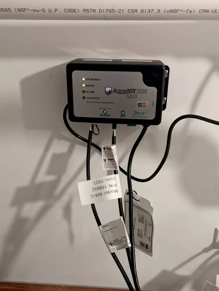 Backup sump pump battery charger screen showing status.