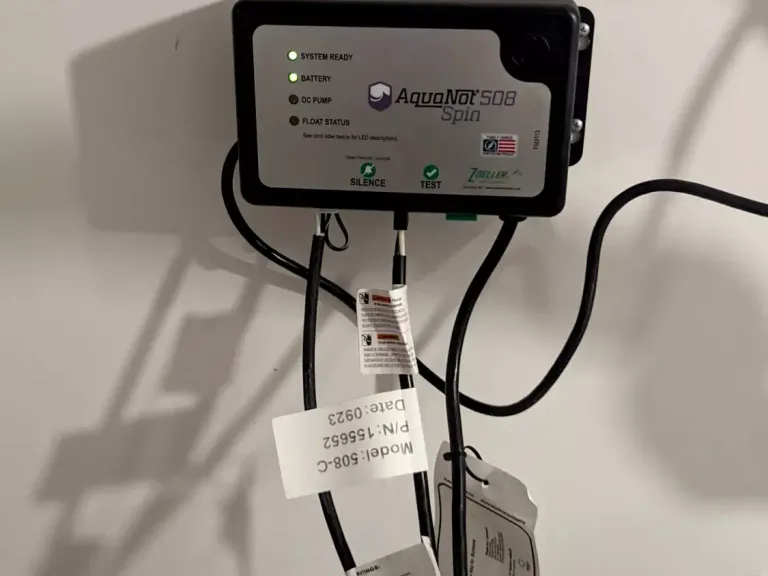 Backup sump pump battery charger screen showing status.
